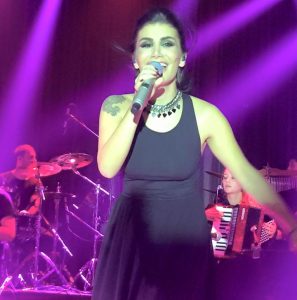 İrem Derici kaç yaşında,