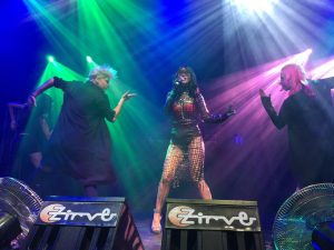 hande yener bikinili konser,